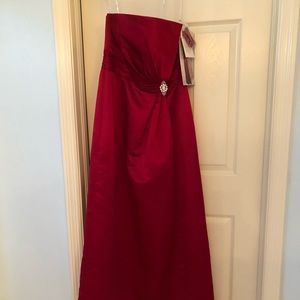 NWT BELSOIE SUPREME SATIN BERRY GOWN